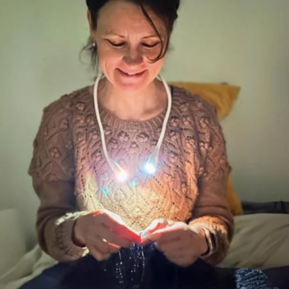 NeckBeam™ l Nacklampan som lyser upp dina skapelser och avlastar dina ögon